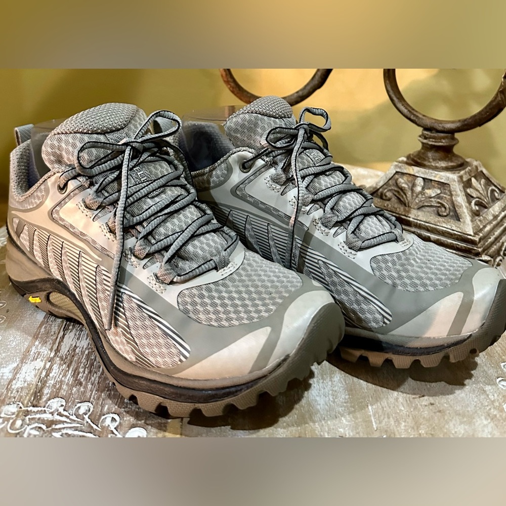 EUC Merrell “Siren Edge” Women’s Hiker. Size 6. Excellent Condition